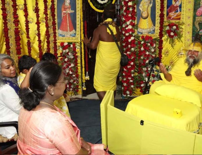राष्ट्रपति द्रौपदी मुर्मू ने वृंदावन आश्रम में प्रेमानंद महाराज से की मुलाकात, राधे-राधे से हुआ स्वागत