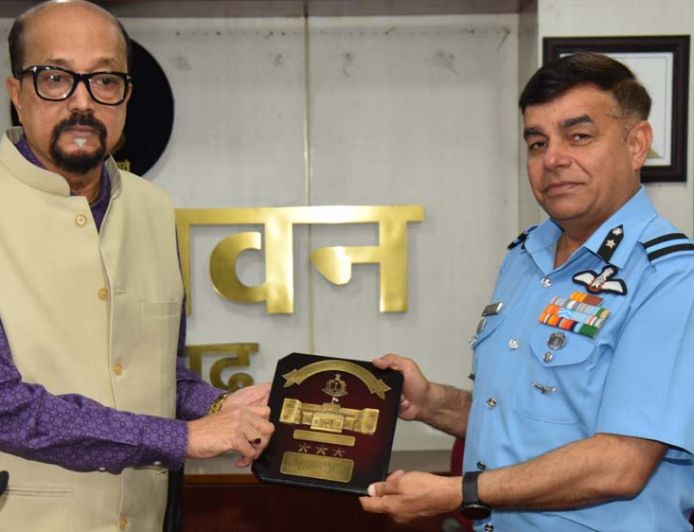 रायपुर: राज्यपाल रमेन डेका से रक्षा महाविद्यालय नई दिल्ली के अध्ययन दल ने की सौजन्य भेंट