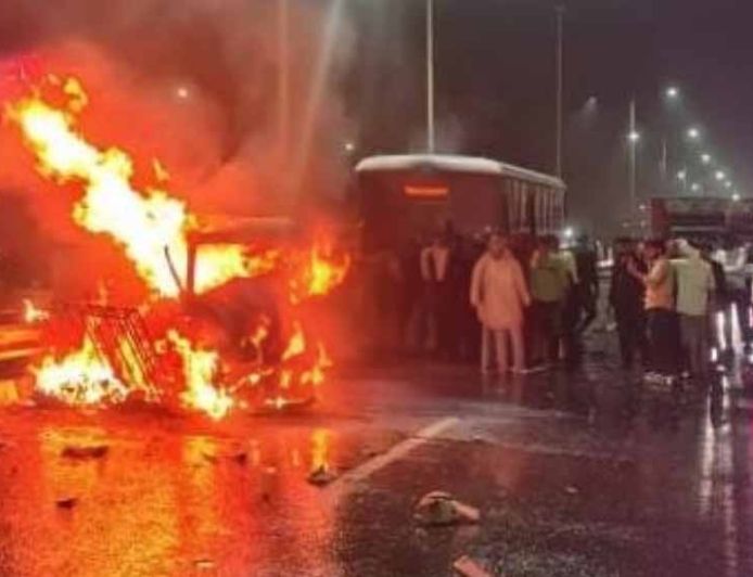 पानीपत में दर्दनाक हादसा: तीन वाहनों की टक्कर के बाद ईको वैन में लगी आग, युवती जिंदा जली