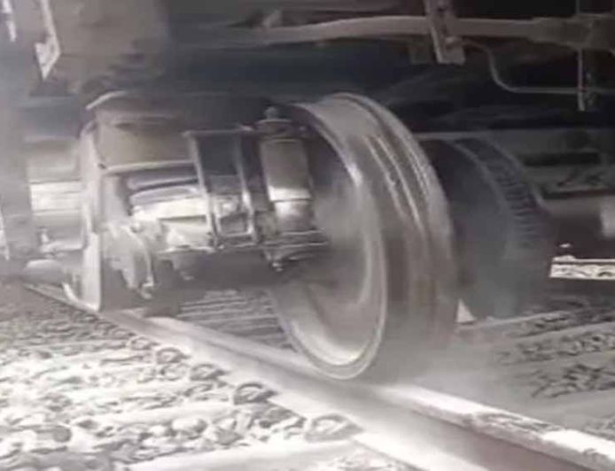 जनशताब्दी एक्सप्रेस में बड़ा खतरा टला: पहिये से उठा धुआं, यात्रियों में मचा हड़कंप