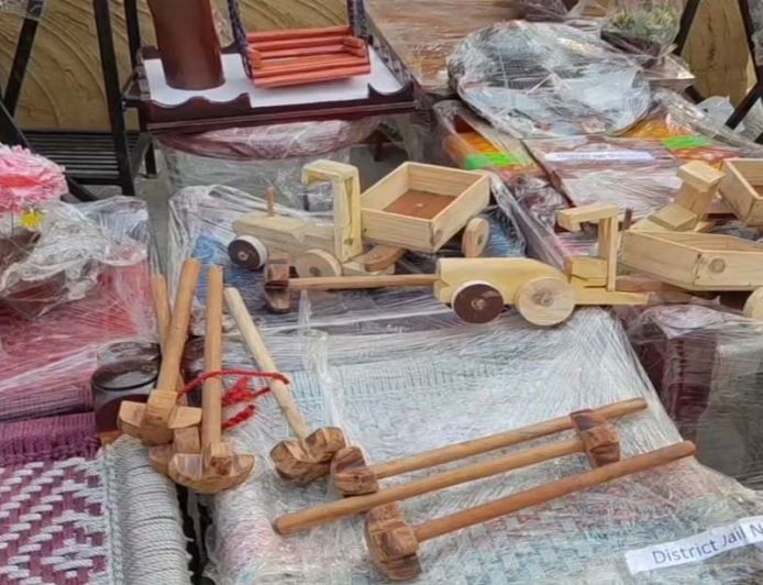 यमुनानगर जेल में कैदी बना रहे सोफा-कुर्सी और बेड, फ्लिपकार्ट पर होगी ऑनलाइन सेल, बढ़ेगी आमदनी