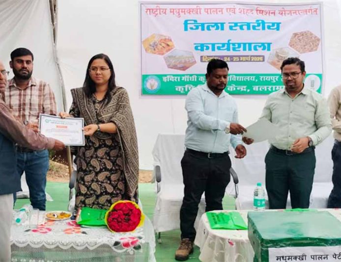 मधुमक्खी पालन से किसानों की आय में 20 से 25 प्रतिशत तक वृद्धि संभव