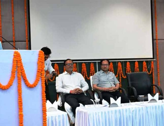 श्रमिकों की सुरक्षा सुनिश्चित करना उद्योगों की जिम्मेदारी: संभागायुक्त