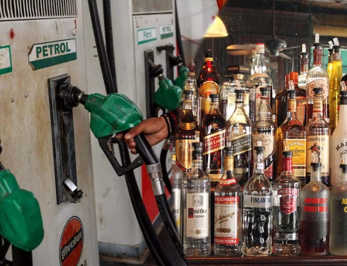 अब पेट्रोल पंप पर भी इस शहर में मिलेगी शराब, नई एक्साइज पॉलिसी को मिली मंजूरी