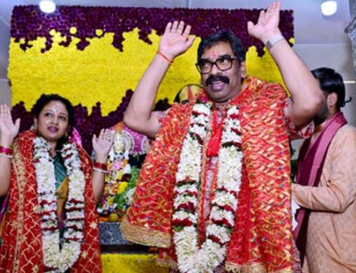 तपोवन मंदिर में सीएम हेमन्त सोरेन ने पत्नी संग की पूजा, राज्य की समृद्धि की कामना