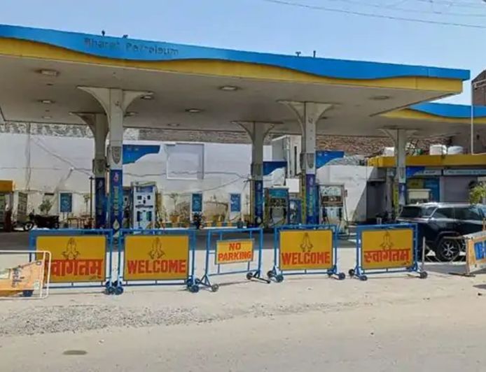 हरियाणा में गहराया ईंधन संकट, नारनौल और कुरुक्षेत्र में सिलेंडर के लिए सड़क जाम, पंपों पर लगी लंबी कतारें