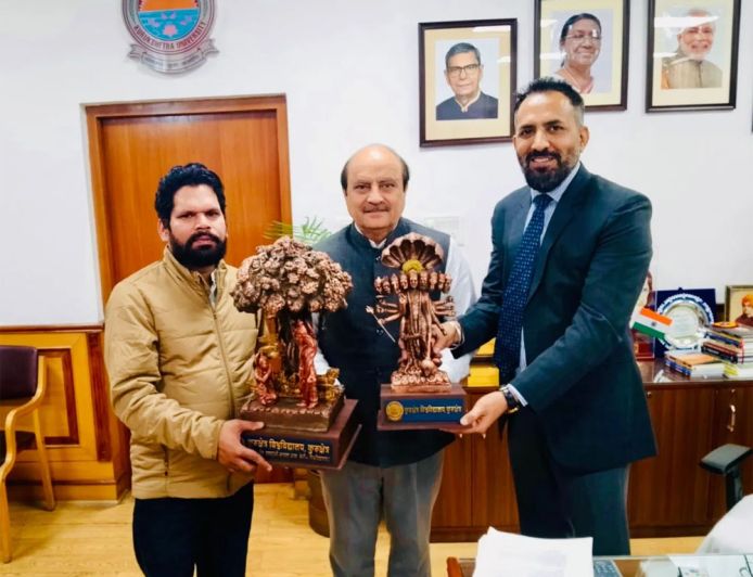 ललित कला विभाग ने बनाई भगवान कृष्ण के विराट रूप और गीता उपदेश  की भव्य मूर्तियां