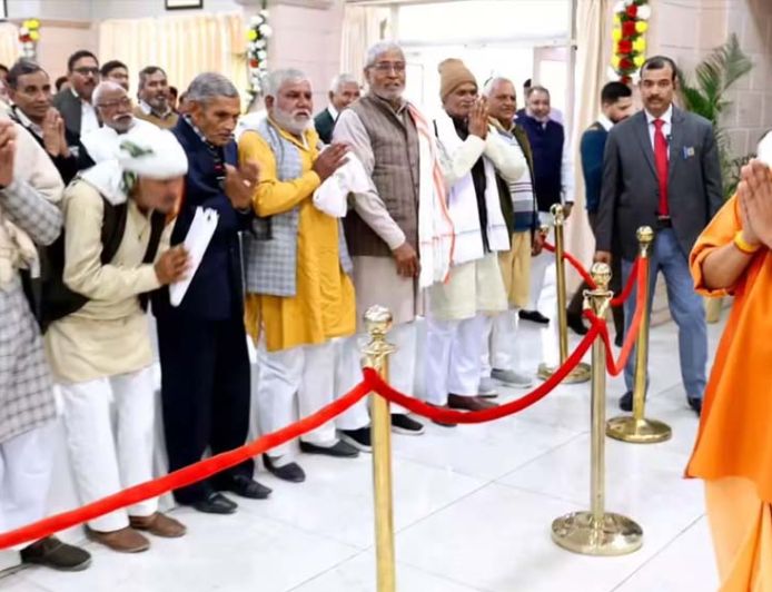 जेवर की गलियों में गूंजा मुख्यमंत्री योगी आदित्यनाथ पर लिखा गया गीत