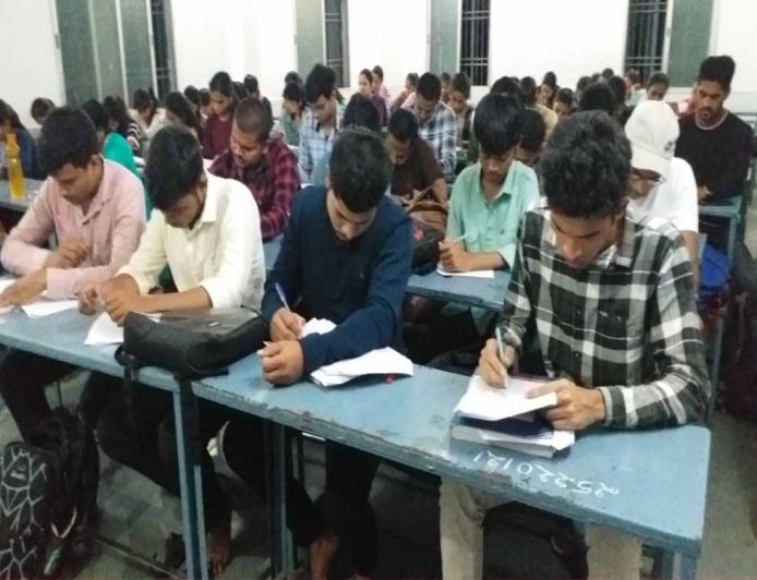 बाड़मेर का अनोखा मॉडल: फ्री कोचिंग के साथ मोबाइल बैन, कम खर्च में कोटा जैसी पढ़ाई