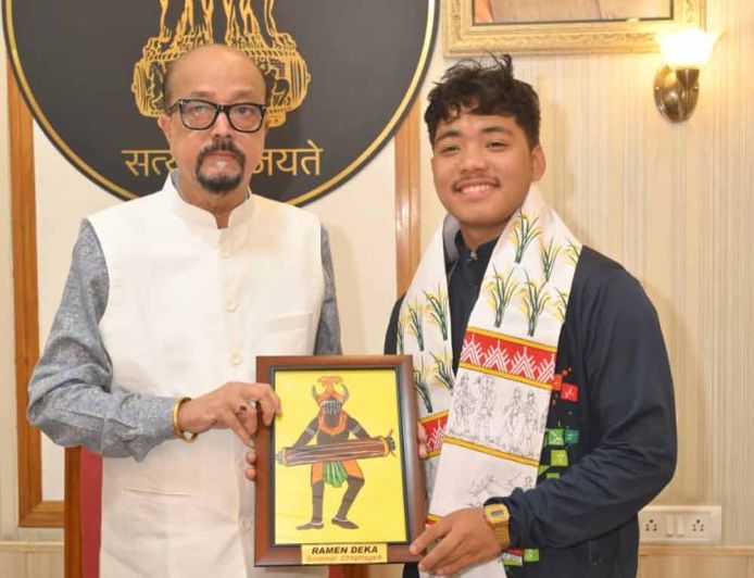 ट्राइबल गेम्स 2026 में शानदार प्रदर्शन, 9 पदक जीतने वाले असम के तैराकों ने राज्यपाल डेका से की मुलाकात