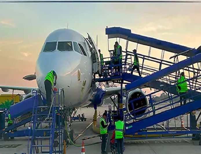 एयरपोर्ट पर नौकरी कैसे पाएंगे? 12वीं पास भी पा सकते हैं लाखों का पैकेज, ये कोर्स करें