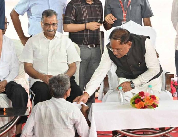 संवेदनशील नेतृत्व की मिसाल: मुख्यमंत्री साय ने दिव्यांग चंदूलाल की सुनी पुकार, मिनटों में मिला समाधान