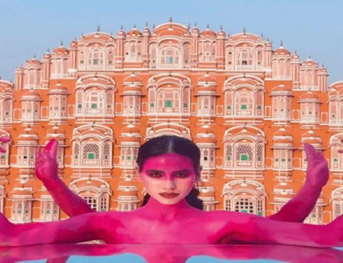 जयपुर में रूसी फोटोग्राफर का आर्ट बना विवाद हाथी को गुलाबी रंग में रंगने पर मचा हंगामा