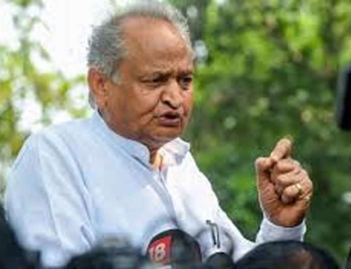 जयपुर एयरपोर्ट पर अशोक गहलोत के तल्ख तेवर, बोले— सीएम रहते हुए मेरा बेटा वैभव किराए के मकान में रहता था