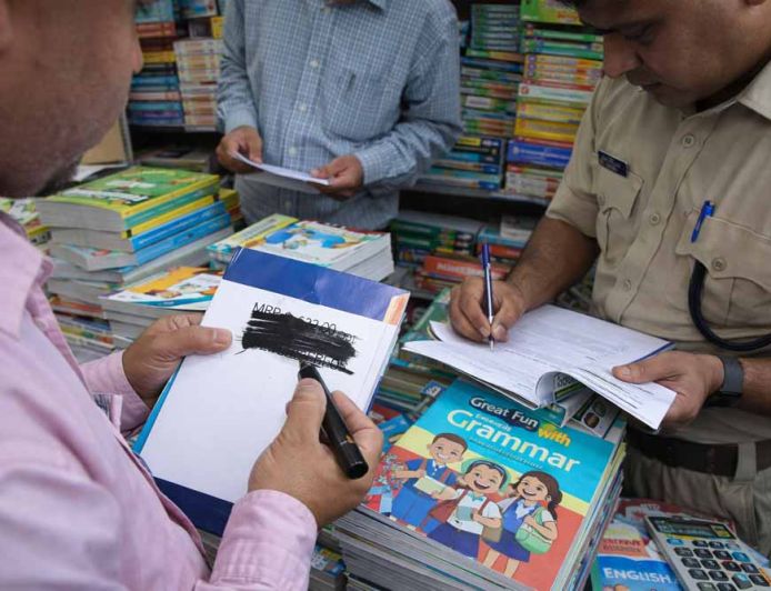 MRP से छेड़छाड़ का खेल: किताबों पर स्याही पोतकर महंगी बिक्री, स्कूल-दुकानदार पर कार्रवाई
