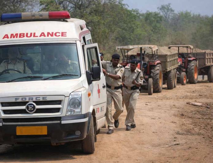 बालाघाट में पुलिस का अनोखा ऑपरेशन: एंबुलेंस में छिपकर पहुंची टीम, रेत माफिया के ट्रैक्टर जब्त