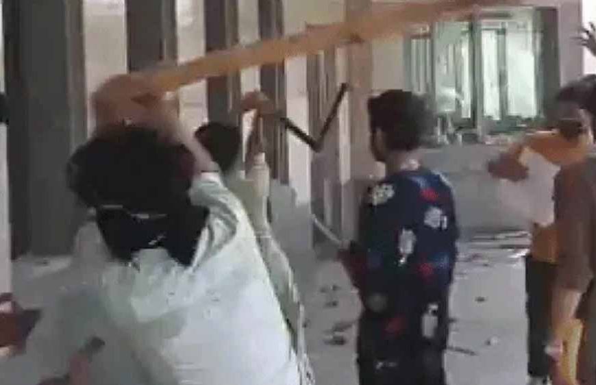 खामेनेई की मौत से पाकिस्तान में बवाल: कराची में अमेरिकी दूतावास के पास हिंसक प्रदर्शन, कई घायल