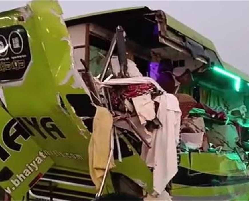 नेशनल हाइवे पर भीषण टक्कर: ट्रक-बस की आमने-सामने भिड़ंत, 3 की मौत से मचा कोहराम