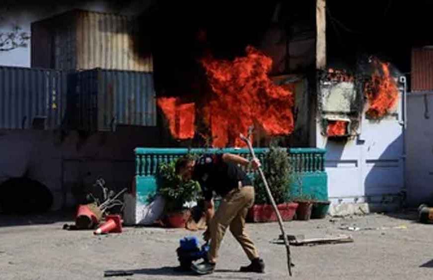 खामेनेई की मौत की खबर पर भड़के पाकिस्तानी, दूतावास के बाहर हंगामा; अमेरिकी सैनिकों की फायरिंग में 8 ढेर