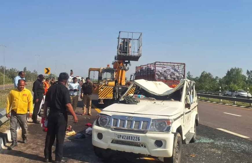 पूर्वांचल एक्सप्रेसवे पर दर्दनाक हादसा: तेज रफ्तार बोलेरो पलटी, तीन की मौत