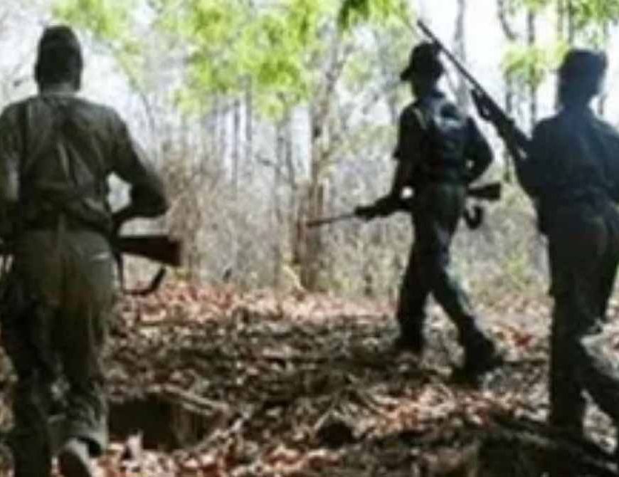 महासमुंद में माओवाद को बड़ा झटका, 15 नक्सलियों ने किया सरेंडर