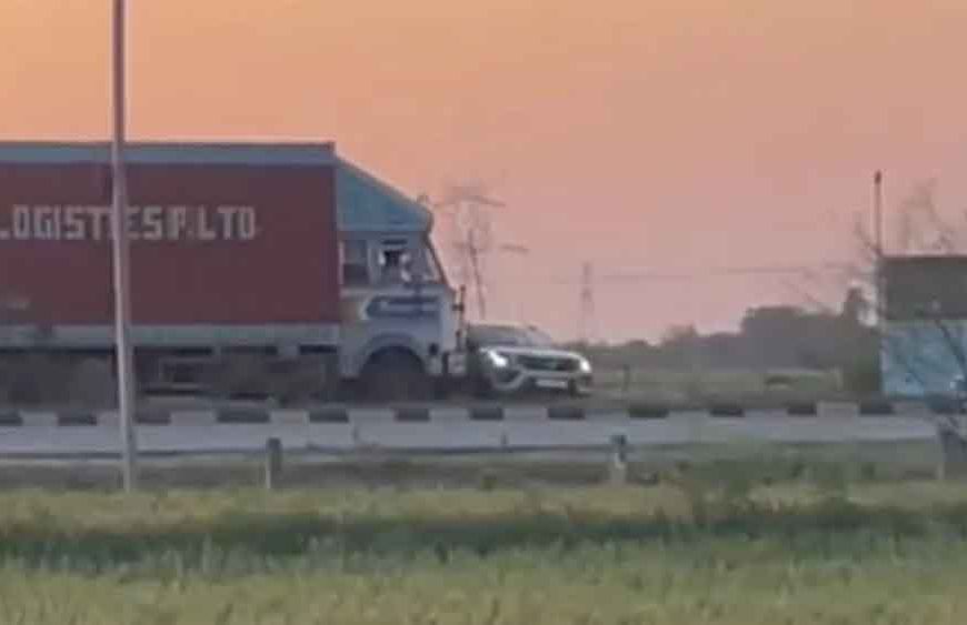 ग्वालियर में भीषण सड़क हादसा: ट्रक ने कार को मारी टक्कर, 1 किमी तक घसीटा