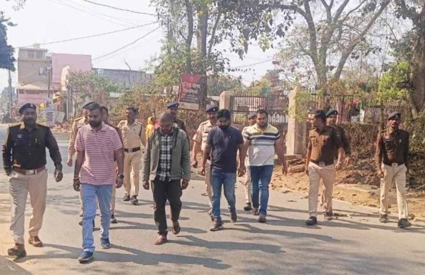 सूरजपुर में पेट्रोल पंप पर शराबियों का बवाल, 4 आरोपी गिरफ्तार—पुलिस ने निकाला जुलूस