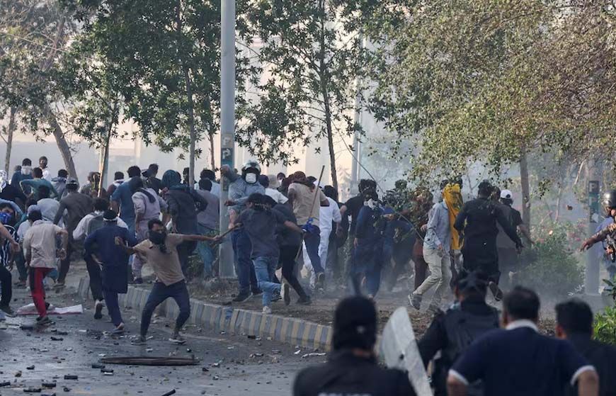 पाकिस्तानी प्रदर्शनकारियों ने अमेरिकी दूतावास पर किया हमला, मौतों की संख्या 23 तक पहुंची