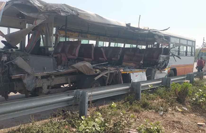 यूपी में दर्दनाक हादसा: उन्नाव एक्सप्रेसवे पर खड़े ट्रक से टकराई बस, 3 की मौत, 31 घायल
