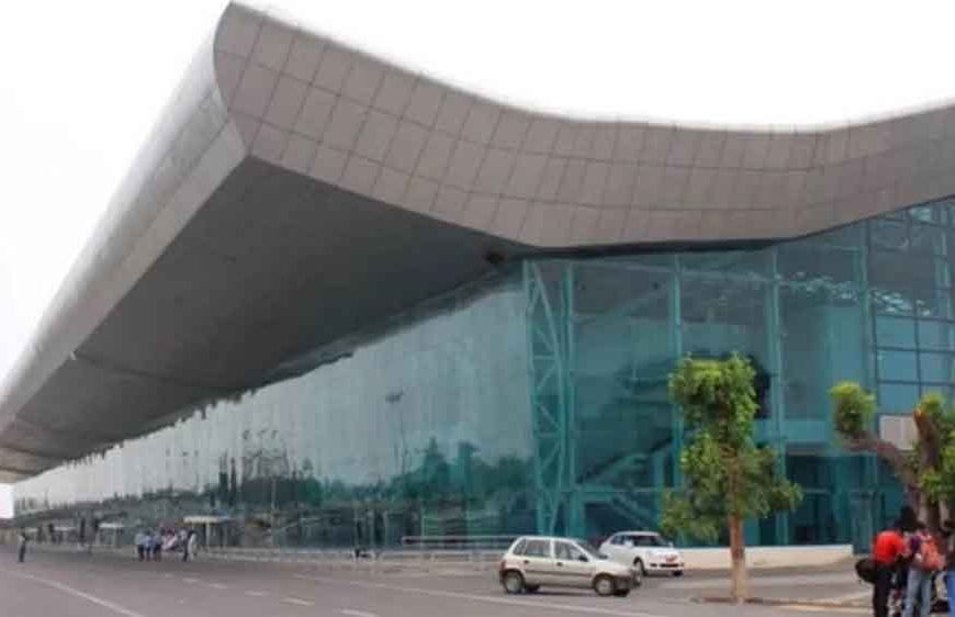 अमृतसर एयरपोर्ट से खाड़ी देशों की 10 उड़ानें रद्द, सैकड़ों यात्री फंसे