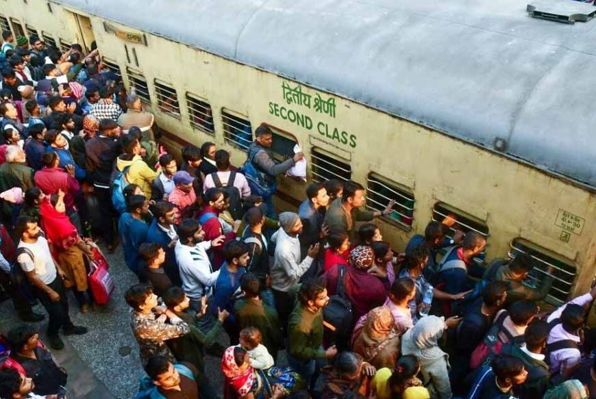 सीट कन्फर्म नहीं, बढ़ी बेबसी! रेलवे स्टेशन पर यात्रियों का सैलाब, जनरल डिब्बों की ओर मची भगदड़