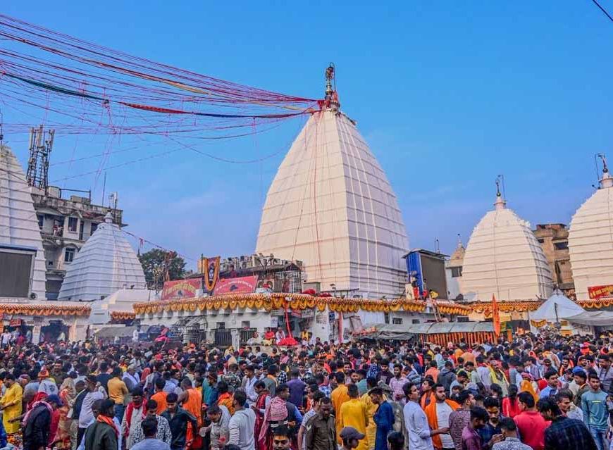 देवघर में होली महोत्सव की धूम, बाबा बैद्यनाथ पर चढ़ा गुलाल