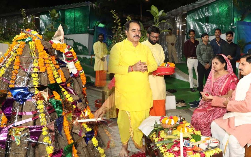 मुख्यमंत्री निवास पर हुआ भव्य होलिका दहन, गौ-काष्ठ का हुआ उपयोग