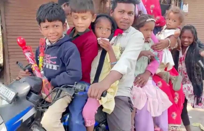 9 सवारियां, 1 बाइक: जान जोखिम में डालकर मौत का सफर, वीडियो देख चकराया पुलिस का माथा