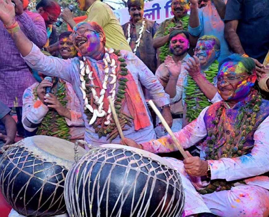 CM साय ने रायपुर प्रेस क्लब में पत्रकारों के साथ खेली होली, आपसी प्रेम और सद्भाव का दिया सन्देश