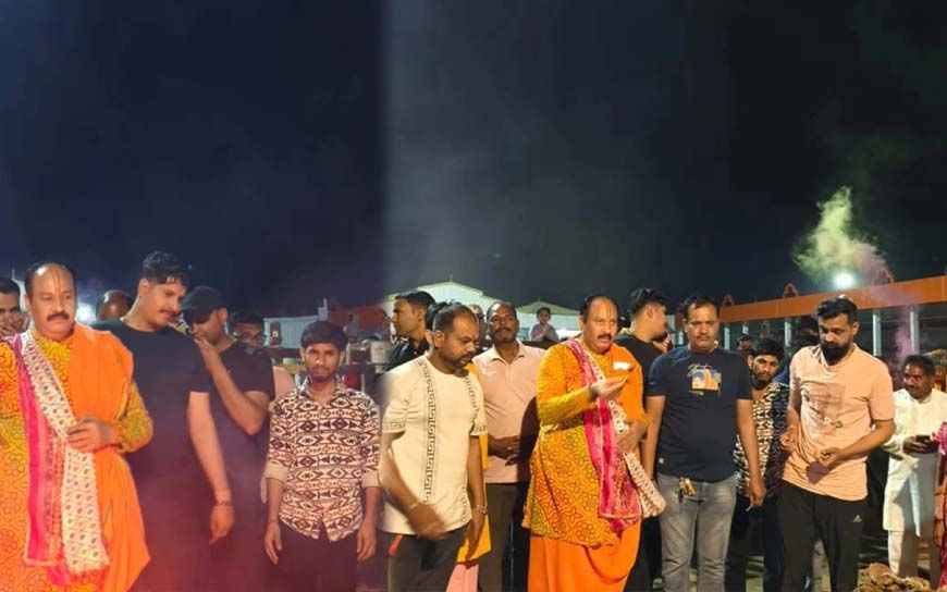 कुबेरेश्वर धाम में पं. प्रदीप मिश्रा ने किया होलिका दहन, शहरभर में सौ से अधिक होलिकाओं का जलना