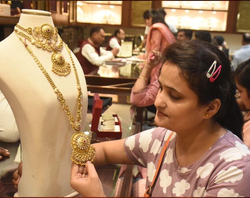 फिर बदले सोने के दाम, चांदी हुई सस्ती या महंगी? जानें भोपाल, दिल्ली और जयपुर के लेटेस्ट रेट