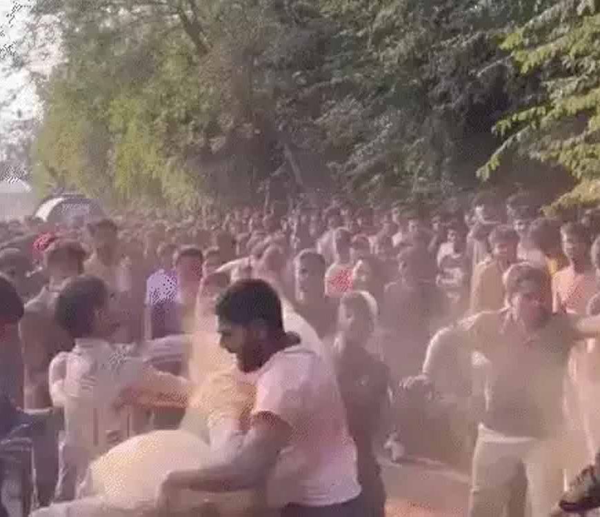 केंद्रीय विश्वविद्यालय में होली मिलन में भिड़े छात्र, तेज साउंड बजाने पर जमकर चले लात-घूंसे