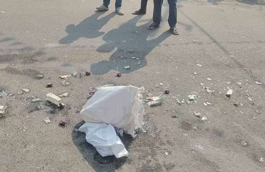 बेगूसराय में शराबबंदी की खुली पोल: होली से पहले सड़क पर बिखरी शराब की बोतलें, बाइक सवार फरार