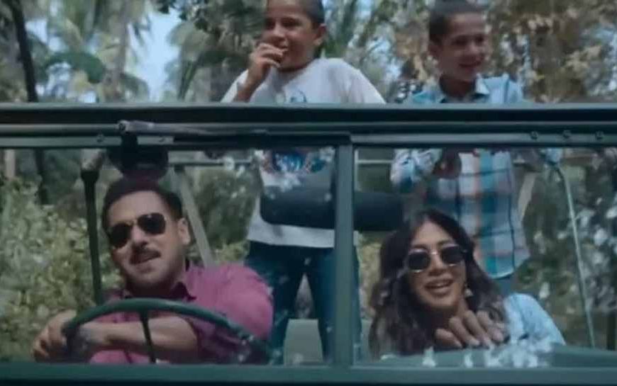 सलमान खान का पर्सनल टच: ‘बैटल ऑफ गलवान’ के लिए गैराज से निकली असली विंटेज जीप, ‘मैं हूं’ गाने में दिखा जुनून