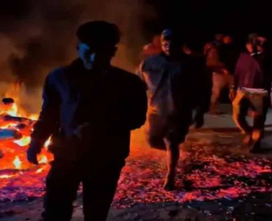 अंबिकापुर की अनोखी होली: होलिका दहन के बाद दहकते अंगारों पर चलते हैं ग्रामीण, नहीं पड़ते छाले