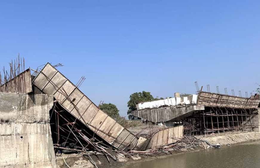 घोघरी नदी पर निर्माणाधीन पुल गिरा, लापरवाही पर तीन इंजीनियर सस्पेंड