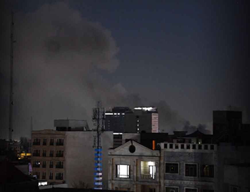 ईरान पर हमलों के खिलाफ पाकिस्तान में प्रदर्शन, रक्षा मंत्री ने जताई चिंता—‘जंग हमारे लिए खतरनाक’