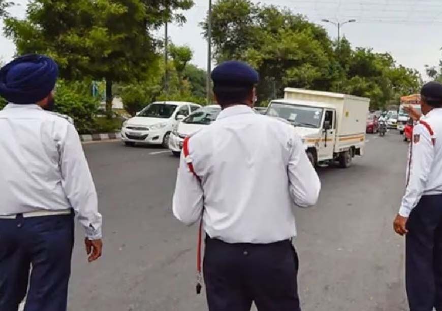 क्या पुरुष ट्रैफिक पुलिसकर्मी गाड़ी चला रही महिलाओं को नहीं रोक सकते?