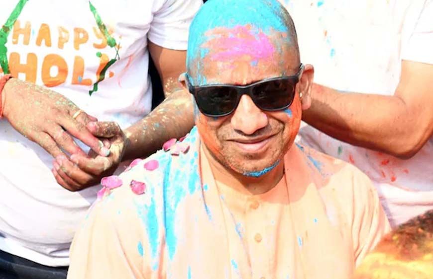 होलिका भस्म की पूजा कर सीएम योगी ने मनाई होली