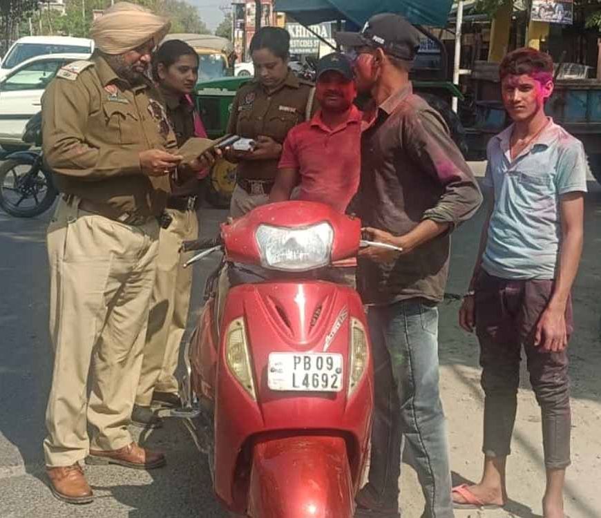 Holi पर कई वाहन किए जब्त, पुलिस ने जश्न के बीच काटे कई चालान