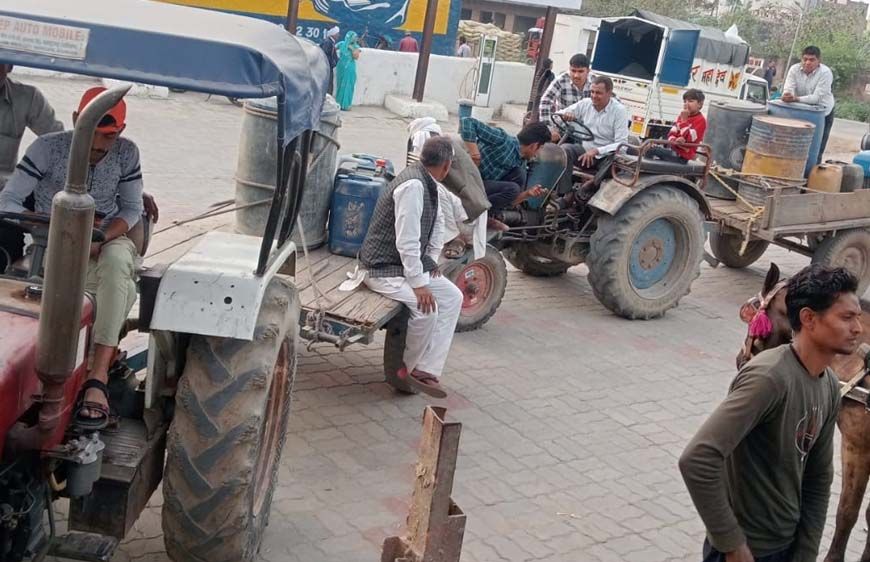 फरीदकोट में किसानों की पेट्रोल पंपों पर लंबी लाइन, युद्ध के बीच डीजल स्टॉक कर रहे; तेल की बढ़ती कीमत और कमी की आशंका