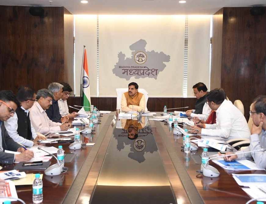 जल गंगा संवर्धन अभियान विकास का आधार और भावी पीढ़ियों के भविष्य को सुरक्षित रखने का प्रयास : मुख्यमंत्री डॉ. यादव  अभियान में ग्राम स्तर तक जनभागीदारी को प्रोत्साहित करना आवश्यक जल संरचनाओं के जलग्रहण क्षेत्र पर अतिक्रमण के‍विरूद्ध की जाए कार्यवाही