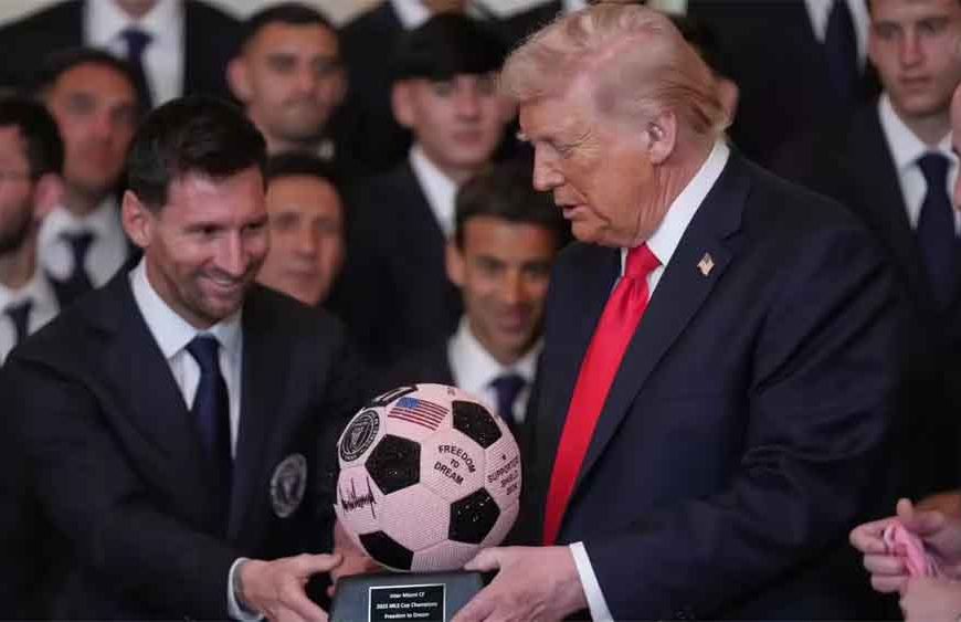 लियोनेल मेस्सी ने डोनाल्ड ट्रंप को रत्नजड़ित गुलाबी फुटबॉल भेंट की