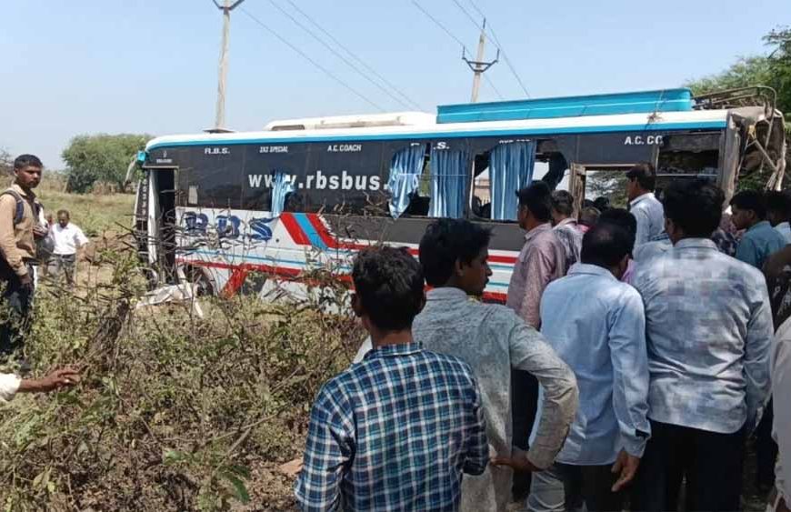 बलौदाबाजार में भीषण सड़क हादसा: बस को ट्रक ने पीछे से मारी टक्कर, 5 की मौत